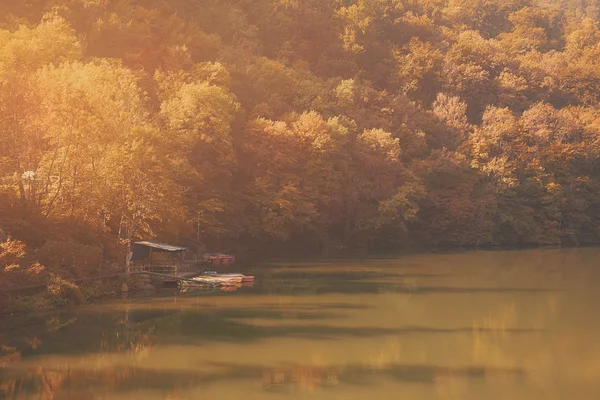 Hamori lake in autumn — Stock Photo, Image