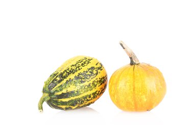 Beyaz arkaplanda izole edilmiş dekoratif balkabakları