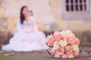 Güzel gelin buketi bulanık gelin arkasında