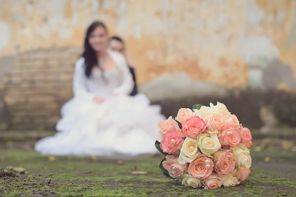 ぼやけている花嫁の後ろに美しい花嫁の花束 — ストック写真