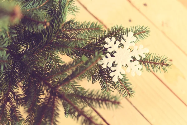 松树枝上的雪花形状 — 图库照片