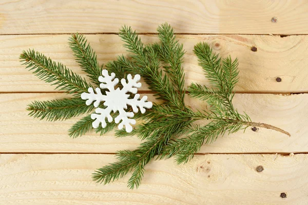 松树枝上的雪花形状 — 图库照片