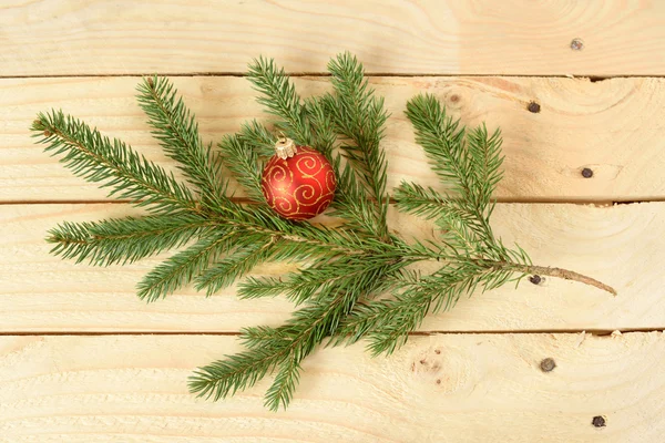 Boule de Noël sur branche de pin — Photo