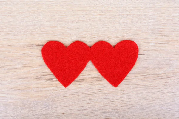 Corações vermelhos no fundo de madeira — Fotografia de Stock