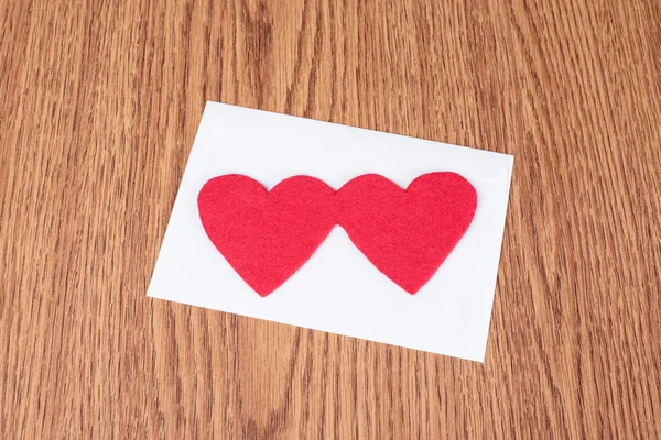 Κόκκινη καρδιά σχήμα σε λευκό φάκελο — Φωτογραφία Αρχείου