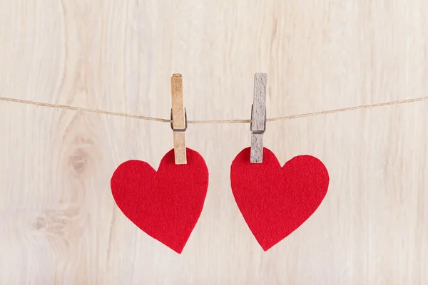 Δύο κόκκινες καρδιές κρεμασμένος στο σχοινί — Φωτογραφία Αρχείου