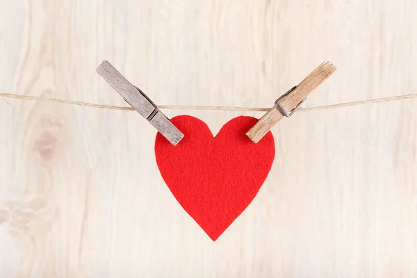 Red heart hung on the rope — Stock Photo, Image