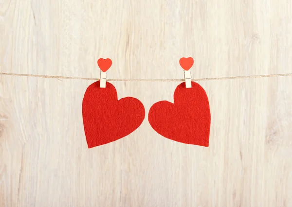Δύο κόκκινες καρδιές κρεμασμένος στο σχοινί — Φωτογραφία Αρχείου