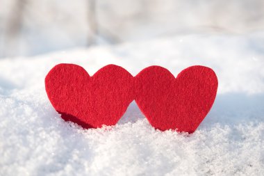 Kar kırmızı kalp şekilleri