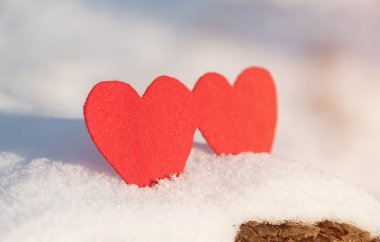 Kar kırmızı kalp şekilleri