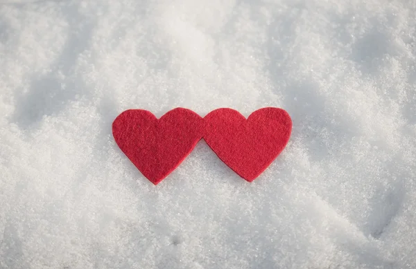 Rött hjärta former på snö — Stockfoto
