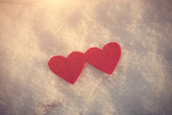 Forme rosse del cuore sulla neve — Foto Stock