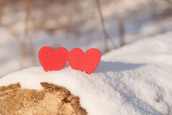 Rote Herzformen auf Schnee — Stockfoto