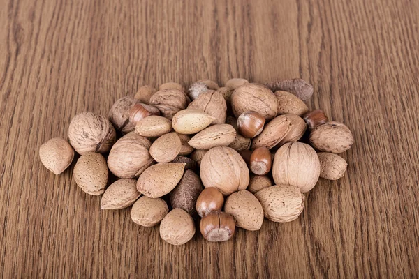 Varios tipos de nueces en conchas — Foto de Stock