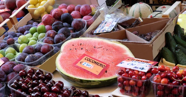 Stand de frutas no mercado de rua com melancia cortada — Fotografia de Stock