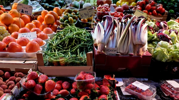 Frutas e produtos hortícolas de Inverno expostos no mercado de rua — Fotografia de Stock