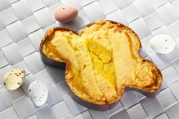 Italian easter cake shaped dove with candied shaped egg chocolates — Stock Photo, Image