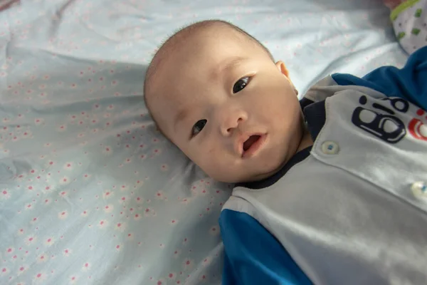 Αξιολάτρευτο Ασιατικό Κινεζάκι Χαλαρώνει Ξαπλωμένο Στο Κρεβάτι Νεογέννητο Παιδί Χαλαρώνει — Φωτογραφία Αρχείου