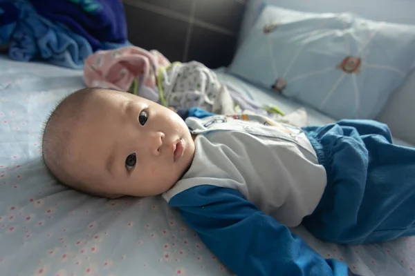 Очаровательный Азиатский Китайский Мальчик Расслабляется Лежа Кровати Новорожденный Ребенок Отдыхает — стоковое фото