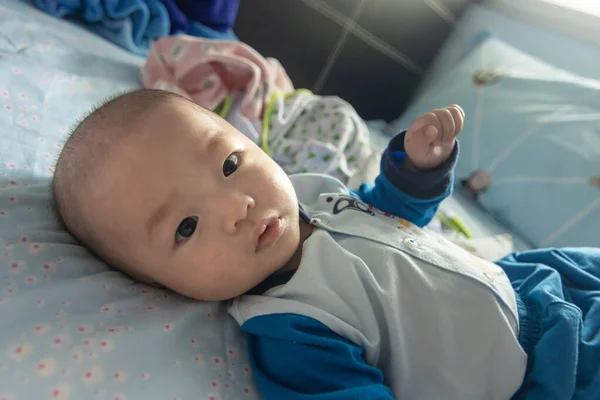 Adorável Asiático Chinês Bebê Menino Relaxante Deitado Cama Recém Nascido — Fotografia de Stock