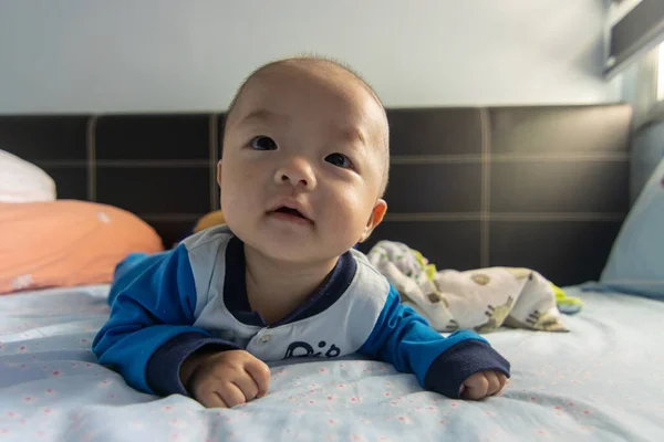Αξιολάτρευτο Αγοράκι Κατά Διάρκεια Της Κοιλιάς Στο Κρεβάτι Νεογέννητο Παιδί — Φωτογραφία Αρχείου