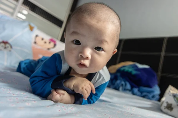 Αξιολάτρευτο Αγοράκι Κατά Διάρκεια Της Κοιλιάς Στο Κρεβάτι Νεογέννητο Παιδί — Φωτογραφία Αρχείου