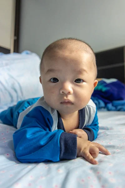 Menino Adorável Durante Tempo Barriga Cama Recém Nascido Relaxante Cama — Fotografia de Stock