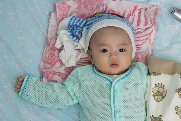 Month Asian Chinese Baby Boy Suffering High Fever Wet Towel — Stock Photo, Image