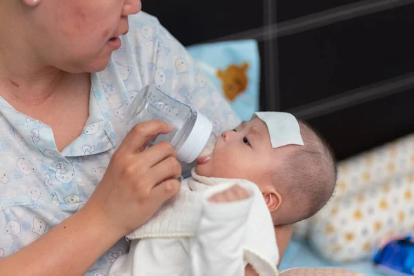 Μητέρα Σίτιση Μηνών Βρεφικό Γάλα Κατά Διάρκεια Του Μωρού Που — Φωτογραφία Αρχείου
