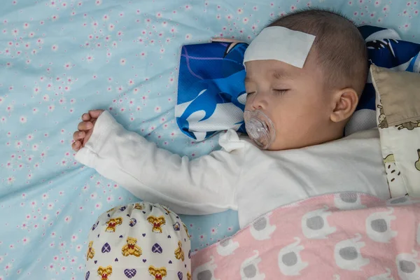 Asiático Chinês Bebê Dormindo Durante Alta Febre Com Frio Febre — Fotografia de Stock