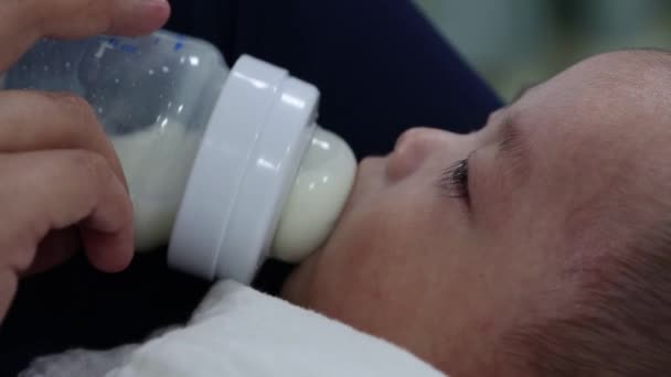 Mutter Über Die Fütterung Von Monaten Babymilch — Stockvideo