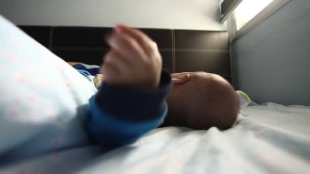 Aziatische Chinese Baby Jongen Liggend Bed Zitten Buikwandcorrectie Levensstijl Beelden — Stockvideo