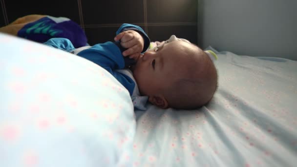 Aziatisch Chinees Baby Jongen Liggen Bed Doen Terwijl Zuigen Hand — Stockvideo