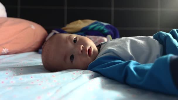 4Kライフスタイルかわいい赤ちゃんの笑顔とカメラを閉じて見ての映像 赤ちゃん 子供時代 産前産後の概念 — ストック動画