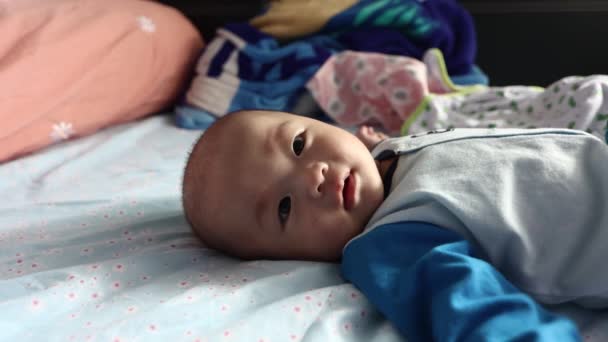 Estilo Vida Filmagem Bebê Bonito Menino Sorrindo Olhando Câmera Perto — Vídeo de Stock