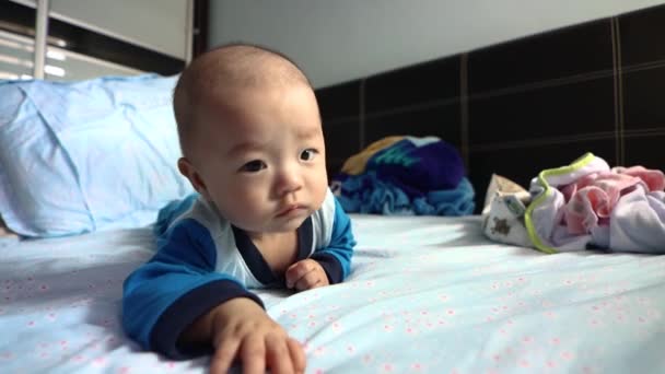 Asiatischer Chinesischer Junge Liegt Auf Dem Bett Und Macht Bauchmuskelarbeit — Stockvideo