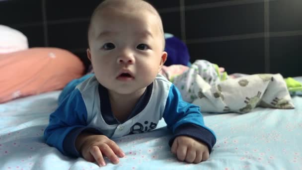 아시아인 아이가 시간을 보내고 있습니다 개월된 귀여운 아기의 — 비디오