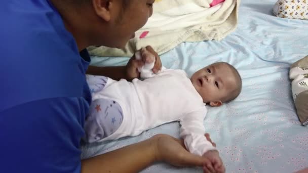 4K个快乐父亲和5个月大的男婴在卧室玩耍的生活片段 幸福的家庭 单身父亲和婴儿保健概念 — 图库视频影像