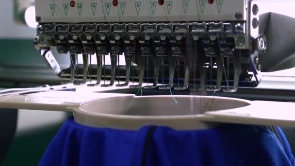 Agulha Close Máquinas Bordar Correndo Rápido Indústria Têxtil Fabricantes Vestuário — Vídeo de Stock