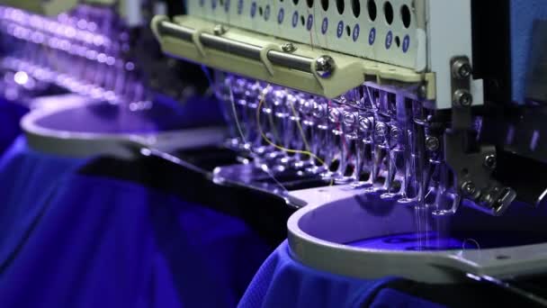 Záběry Detailní Záběr Jehly Vyšívacích Strojů Běží Rychle Textilním Průmyslu — Stock video