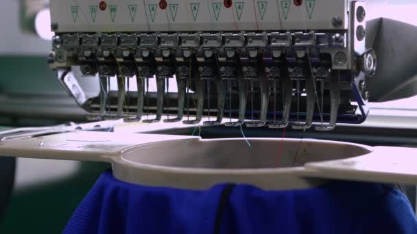 4K映像 マレーシア サバ州コタキナバルの縫製工場で高速回転する刺繍機のクローズアップ針 — ストック動画