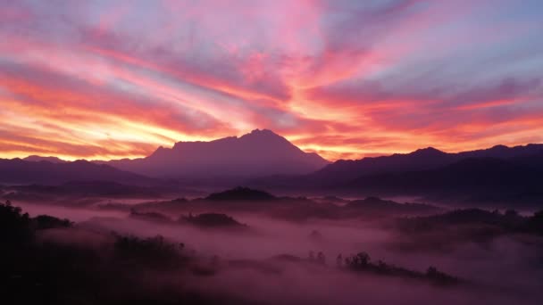 Incredibile Bella Alba Ardente Cielo Con Monte Kinabalu Come Sfondo — Video Stock