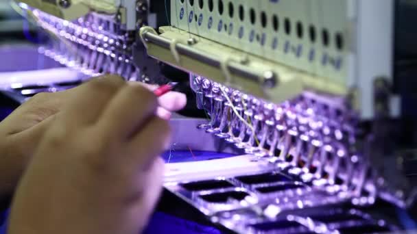 Main Ouvrière Changement Broderie Aiguille Machine Dans Les Fabricants Vêtements — Video