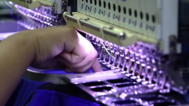 Aguja Máquina Bordado Cambio Mano Trabajadora Prendas Textiles Fabricantes — Vídeo de stock