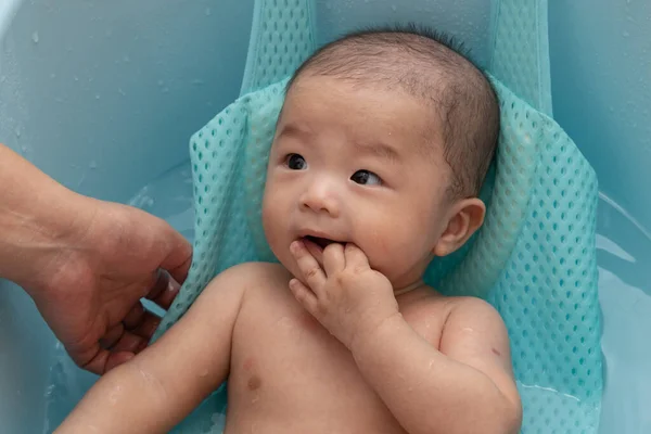 Портрет Счастливого Китайского Мальчика Ванне — стоковое фото