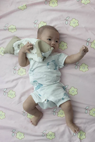 Feliz Cara Sonriente Asiático Chino Bebé Niño Durante Acostado Cama —  Fotos de Stock