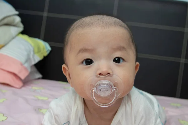 Aziatische Baby Jongen Met Pacifier Mond — Stockfoto