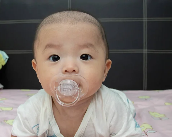 Asiatiska Baby Pojke Med Pacifier Munnen — Stockfoto