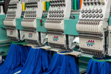 Kota Kinabalu, Sabah, Malezya-15 Aralık 2020: Tekstil Sanayii Üreticileri Kota Kinabalu, Sabah, Malezya 'daki tekstil sanayii üniformasında nakış işleme makinesi.