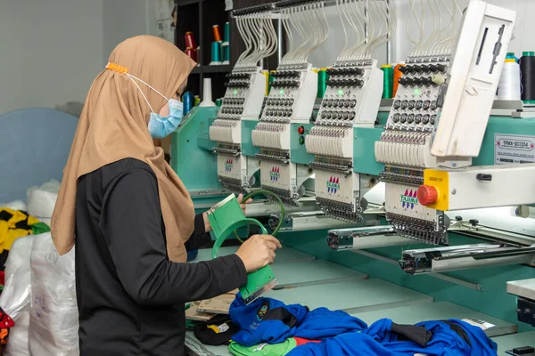 Kota Kinabalu Sabah Malajsie Prosince 2020 Žena Pracující Ochrannou Obličejovou — Stock fotografie